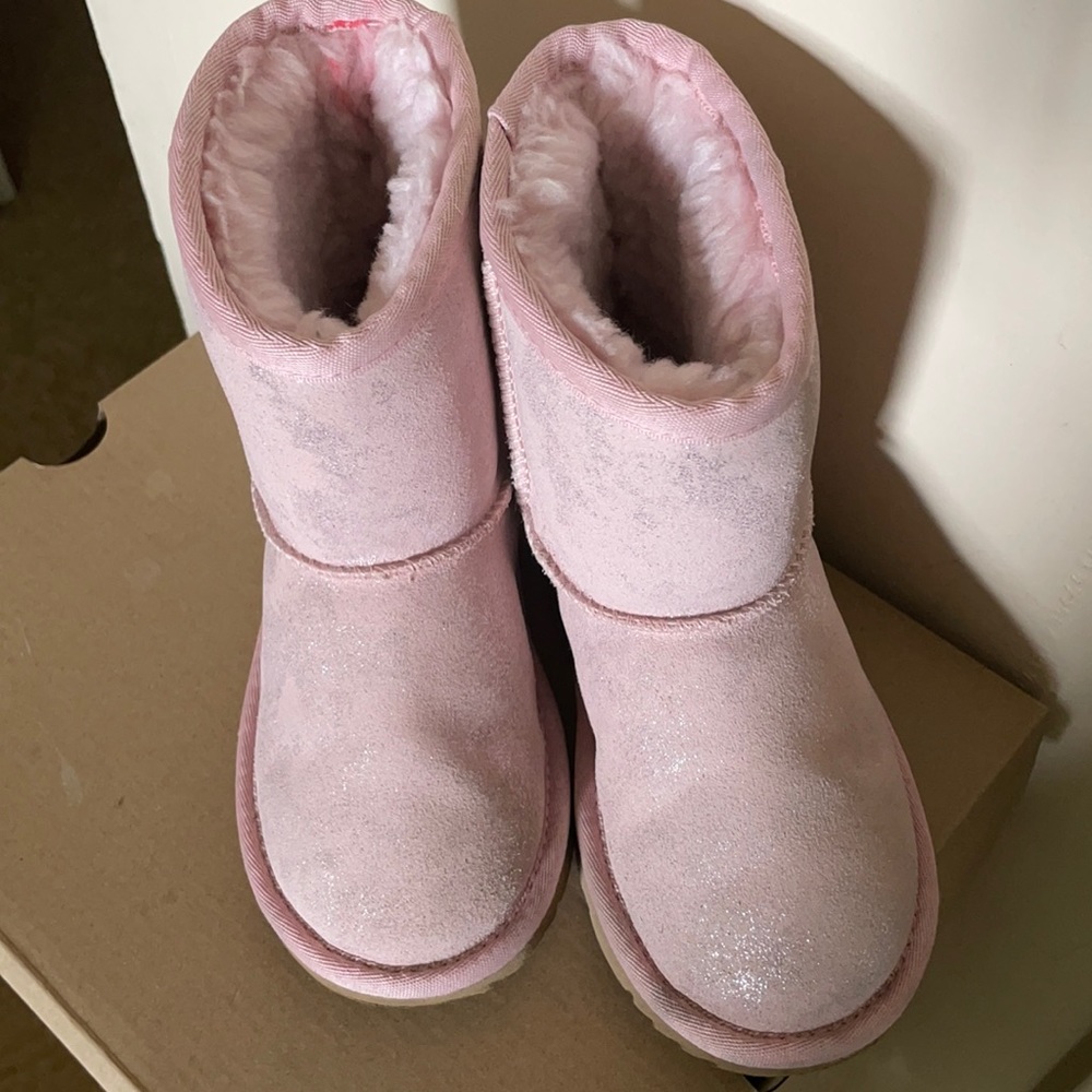 Classic II Shimmer metallic Uggs in size 11.